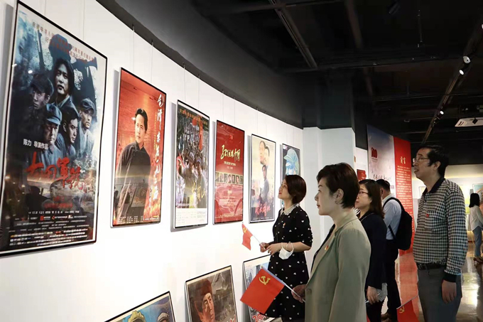 看海報、學黨史，健康產業(yè)公司黨總支組織參觀“紅色電影海報展”1_副本.jpg